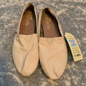 Light tan Canvas Toms
